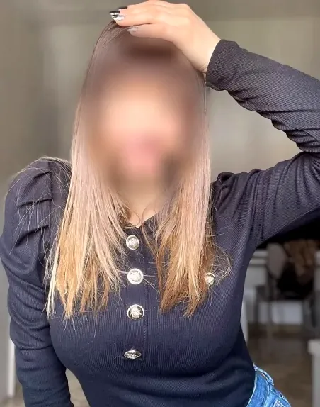 Larissa, 37