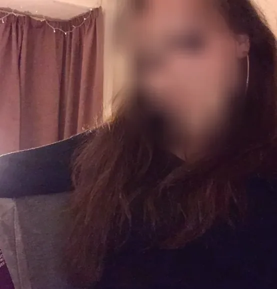 Mia, 25