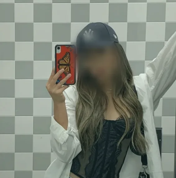 Zeynep, 20
